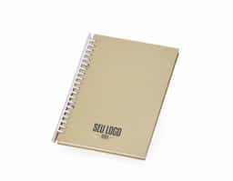 Caderno A5 com capa dura em kraft e espiral removível, contém aproximadamente 87 folhas marfim com pauta.
