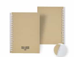 Caderno A5 com capa dura em kraft e espiral removível, contém aproximadamente 87 folhas marfim com pauta.