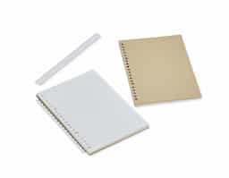 Caderno A5 com capa dura em kraft e espiral removível, contém aproximadamente 87 folhas marfim com pauta.