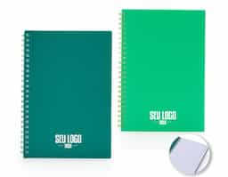 Caderno A5 plástico com wire-o metálico, contém aproximadamente 80 folhas brancas com pauta.