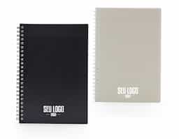 Caderno A5 plástico com wire-o metálico, contém aproximadamente 80 folhas brancas com pauta.