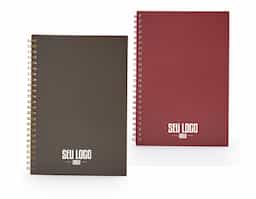 Caderno A5 plástico com wire-o metálico, contém aproximadamente 80 folhas brancas com pauta.