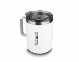 Caneca térmica em aço inox com parede dupla isolada à vácuo, tampa plástica e anel em silicone para vedação, alça lateral. Capacidade 350ml. 
