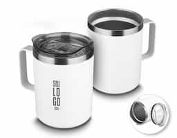 Caneca térmica em aço inox com parede dupla isolada à vácuo, tampa plástica e anel em silicone para vedação, alça lateral. Capacidade 350ml. 
