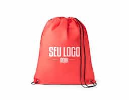 Sacola tipo mochila em non-woven (80 g/m²), resistente e leve, com acabamento termo-selado que garante durabilidade. Possui ilhós de metal e cordão preto 4/1, proporcionando praticidade e estilo. Ideal como brinde corporativo funcional, une design moderno e excelente área para personalização.