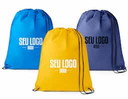 Sacola tipo mochila em non-woven (80 g/m²), resistente e leve, com acabamento termo-selado que garante durabilidade. Possui ilhós de metal e cordão preto 4/1, proporcionando praticidade e estilo. Ideal como brinde corporativo funcional, une design moderno e excelente área para personalização.