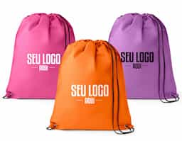 Sacola tipo mochila em non-woven (80 g/m²), resistente e leve, com acabamento termo-selado que garante durabilidade. Possui ilhós de metal e cordão preto 4/1, proporcionando praticidade e estilo. Ideal como brinde corporativo funcional, une design moderno e excelente área para personalização.