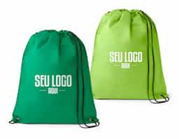 Sacola tipo mochila em non-woven (80 g/m²), resistente e leve, com acabamento termo-selado que garante durabilidade. Possui ilhós de metal e cordão preto 4/1, proporcionando praticidade e estilo. Ideal como brinde corporativo funcional, une design moderno e excelente área para personalização.