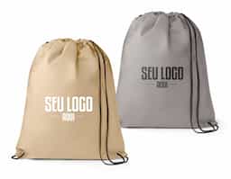 Sacola tipo mochila em non-woven (80 g/m²), resistente e leve, com acabamento termo-selado que garante durabilidade. Possui ilhós de metal e cordão preto 4/1, proporcionando praticidade e estilo. Ideal como brinde corporativo funcional, une design moderno e excelente área para personalização.