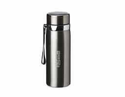 Garrafa térmica 800ml em Inox parede dupla. Possui tampa plástica revestida em Inox com borracha para vedação evitando o vazamento de líquido e prezando a temperatura, infusor e alça em couro sintético.