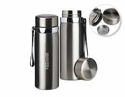 Garrafa térmica 800ml em Inox parede dupla. Possui tampa plástica revestida em Inox com borracha para vedação evitando o vazamento de líquido e prezando a temperatura, infusor e alça em couro sintético.