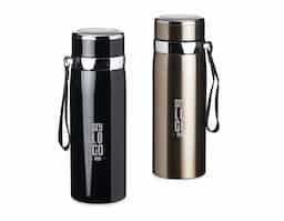 Garrafa térmica 800ml em Inox parede dupla. Possui tampa plástica revestida em Inox com borracha para vedação evitando o vazamento de líquido e prezando a temperatura, infusor e alça em couro sintético.