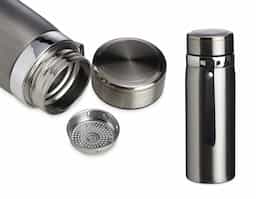 Garrafa térmica 800ml em Inox parede dupla. Possui tampa plástica revestida em Inox com borracha para vedação evitando o vazamento de líquido e prezando a temperatura, infusor e alça em couro sintético.