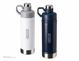 Garrafa térmica de parede dupla em inox, capacidade de 700ml. Tampa principal com bocal e tampa protetora com alça de transporte acoplada.