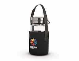 Garrafa de vidro borossilicato com capacidade de 650ml, acompanha peneira infusora e capa de neoprene com alça para transporte. Tampa de alumínio com alça para transporte.
