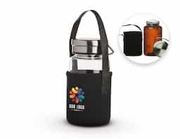 Garrafa de vidro borossilicato com capacidade de 650ml, acompanha peneira infusora e capa de neoprene com alça para transporte. Tampa de alumínio com alça para transporte.
