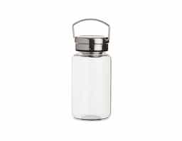 Garrafa de vidro borossilicato com capacidade de 650ml, acompanha peneira infusora e capa de neoprene com alça para transporte. Tampa de alumínio com alça para transporte.
