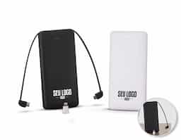 Power bank plástico de 10.000mAh com indicadores led de bateria e cabos acoplados: Tipo-C e V8. Acompanha cabo USB V8 e adaptador Lightning.