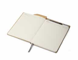 Caderno de anotações com suporte para caneta, capa dura em material reciclável, miolo com 80 folhas pautadas na cor bege. NÃO ACOMPANHA CANETA.
