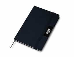 Bloco de anotações com pauta,  com placa de metal para personalização, fechamento em fita elástica, capa dura em material reciclável, miolo com 80 folhas pautadas na cor bege. NÃO ACOMPANHA CANETA.