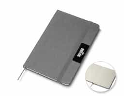 Bloco de anotações com pauta,  com placa de metal para personalização, fechamento em fita elástica, capa dura em material reciclável, miolo com 80 folhas pautadas na cor bege. NÃO ACOMPANHA CANETA.