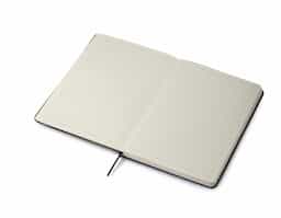 Bloco de anotações com pauta,  com placa de metal para personalização, fechamento em fita elástica, capa dura em material reciclável, miolo com 80 folhas pautadas na cor bege. NÃO ACOMPANHA CANETA.