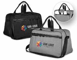 Mala esportiva em polyester, compartimento interno espaçoso ideal para rotina de treinos e afins, alça de ombro ajustável, alça de mão dupla, bolso externo com ziper.