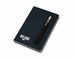 Caderno de anotações com pauta, e com suporte para caneta, capa dura em PU, miolo 80 folhas pautadas na cor bege. NÃO ACOMPANHA CANETA