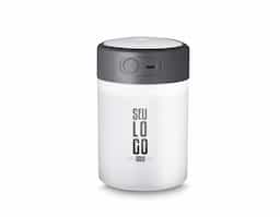 Umidificador de ar com difusor de óleo essencial à base de água via USB. Feito com ABS reciclável+ PP, com capacidade de 300ml. Na parte da tampa sua luz pode ser acesa tendo a possibilidade de cor LED OU RGB, ideal para uso em escritório ou em casa