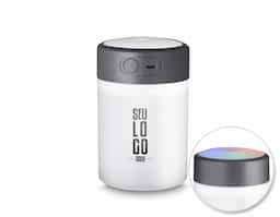 Umidificador de ar com difusor de óleo essencial à base de água via USB. Feito com ABS reciclável+ PP, com capacidade de 300ml. Na parte da tampa sua luz pode ser acesa tendo a possibilidade de cor LED OU RGB, ideal para uso em escritório ou em casa