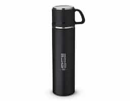 Garrafa térmica em aço inox com parede dupla isolada a vácuo, com capacidade de até 550ml. Tampa removível que possibilita o uso como caneca, anel de silicone para vedação
