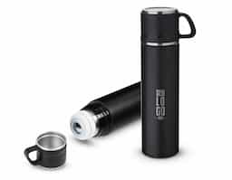 Garrafa térmica em aço inox com parede dupla isolada a vácuo, com capacidade de até 550ml. Tampa removível que possibilita o uso como caneca, anel de silicone para vedação