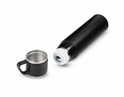 Garrafa térmica em aço inox com parede dupla isolada a vácuo, com capacidade de até 550ml. Tampa removível que possibilita o uso como caneca, anel de silicone para vedação