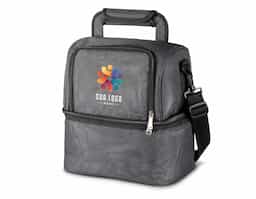 Bolsa térmica estilosa e funcional, feita em poliéster 600D, com bolso frontal, alça de mão e alça de ombro regulável. Conta com dois compartimentos térmicos: o superior (costurado) com capacidade para até 7 litros, e o inferior (soldado) com até 6 litros. O interior é revestido com polietileno na parte superior e PEVA na inferior, garantindo conservação e praticidade para o seu dia a dia.