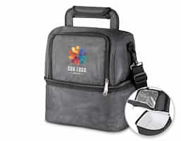 Bolsa térmica estilosa e funcional, feita em poliéster 600D, com bolso frontal, alça de mão e alça de ombro regulável. Conta com dois compartimentos térmicos: o superior (costurado) com capacidade para até 7 litros, e o inferior (soldado) com até 6 litros. O interior é revestido com polietileno na parte superior e PEVA na inferior, garantindo conservação e praticidade para o seu dia a dia.