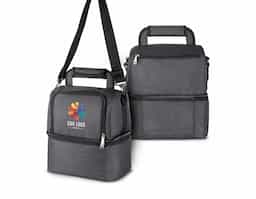 Bolsa térmica estilosa e funcional, feita em poliéster 600D, com bolso frontal, alça de mão e alça de ombro regulável. Conta com dois compartimentos térmicos: o superior (costurado) com capacidade para até 7 litros, e o inferior (soldado) com até 6 litros. O interior é revestido com polietileno na parte superior e PEVA na inferior, garantindo conservação e praticidade para o seu dia a dia.