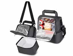 Bolsa térmica estilosa e funcional, feita em poliéster 600D, com bolso frontal, alça de mão e alça de ombro regulável. Conta com dois compartimentos térmicos: o superior (costurado) com capacidade para até 7 litros, e o inferior (soldado) com até 6 litros. O interior é revestido com polietileno na parte superior e PEVA na inferior, garantindo conservação e praticidade para o seu dia a dia.