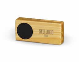O amplificador de som para celular uma obra-prima de madeira de reflorestamento, recouro e poliéster, combinando um design elegante com a amplificação sonora natural. Cada amplificador é cuidadosamente fabricado utilizando madeira proveniente de reflorestamento, demonstrando nosso compromisso com a preservação do meio ambiente. A textura e a tonalidade rica da madeira conferem uma sensação de autenticidade e sofisticação a cada peça, enquanto sua origem sustentável garante que você possa desfrutar de um produto de alta qualidade, sem abrir mão da consciência ambiental. Projetado para amplificar o som naturalmente, sem a necessidade de eletricidade ou baterias, ele aumenta o volume do áudio reproduzido pelo seu dispositivo móvel de forma elegante e eficiente. A ressonância única da madeira proporciona uma sonoridade envolvente, realçando cada nota e melodia com clareza e definição.