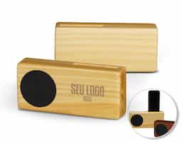 O amplificador de som para celular uma obra-prima de madeira de reflorestamento, recouro e poliéster, combinando um design elegante com a amplificação sonora natural. Cada amplificador é cuidadosamente fabricado utilizando madeira proveniente de reflorestamento, demonstrando nosso compromisso com a preservação do meio ambiente. A textura e a tonalidade rica da madeira conferem uma sensação de autenticidade e sofisticação a cada peça, enquanto sua origem sustentável garante que você possa desfrutar de um produto de alta qualidade, sem abrir mão da consciência ambiental. Projetado para amplificar o som naturalmente, sem a necessidade de eletricidade ou baterias, ele aumenta o volume do áudio reproduzido pelo seu dispositivo móvel de forma elegante e eficiente. A ressonância única da madeira proporciona uma sonoridade envolvente, realçando cada nota e melodia com clareza e definição.