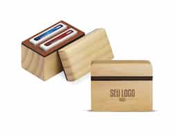 Conjunto com dois baralhos em estojo de madeira de reflorestamento, um tesouro de elegância e sustentabilidade, envolto em um revestimento de recouro luxuoso e protegido por uma tampa imantada. Cada detalhe do conjunto foi concebido para proporcionar uma experiência única e refinada, tornando um objeto de desejo para amantes de jogos de cartas