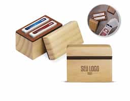 Conjunto com dois baralhos em estojo de madeira de reflorestamento, um tesouro de elegância e sustentabilidade, envolto em um revestimento de recouro luxuoso e protegido por uma tampa imantada. Cada detalhe do conjunto foi concebido para proporcionar uma experiência única e refinada, tornando um objeto de desejo para amantes de jogos de cartas