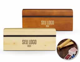  Conjunto com dois baralhos em estojo de madeira de reflorestamento, um tesouro de elegância e sustentabilidade, envolto em um revestimento de recouro luxuoso e protegido por uma tampa imantada. Cada detalhe do conjunto foi concebido para proporcionar uma experiência única e refinada, tornando um objeto de desejo para amantes de jogos de cartas.