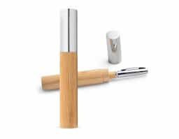 Esferográfica em bambu e metal com estojo em ABS e bambu com acabamento metálico. Escrita em preto. Fornecido em caixa de presente em papel kraft