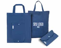 Sacola dobrável em algodão (140 g/m²) composta por 50% algodão e 50% algodão reciclado, com alças de 38 cm. Aberto: 380 x 470 mm | Dobrado: 135 x 205 mm