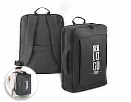 Mochila híbrida (2 em 1) em 600D com 2 modos de transporte. Possui um modo mochila, com parte posterior e alças almofadadas com mecanismo que permite ocultá-las. Também pode ser utilizada em modo pasta, com uma pega de mão reforçada e confortável. Contém 2 compartimentos principais: 1 com bolso para notebook até 15,6" e outro com vários bolsos multifuncionais. Possui ainda 1 bolso frontal com fecho e banda de transporte para trolley. 320 x 425 x 120 mm