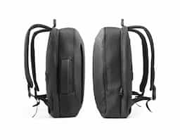 Mochila híbrida (2 em 1) em 600D com 2 modos de transporte. Possui um modo mochila, com parte posterior e alças almofadadas com mecanismo que permite ocultá-las. Também pode ser utilizada em modo pasta, com uma pega de mão reforçada e confortável. Contém 2 compartimentos principais: 1 com bolso para notebook até 15,6" e outro com vários bolsos multifuncionais. Possui ainda 1 bolso frontal com fecho e banda de transporte para trolley. 320 x 425 x 120 mm