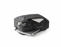 Mochila híbrida (2 em 1) em 600D com 2 modos de transporte. Possui um modo mochila, com parte posterior e alças almofadadas com mecanismo que permite ocultá-las. Também pode ser utilizada em modo pasta, com uma pega de mão reforçada e confortável. Contém 2 compartimentos principais: 1 com bolso para notebook até 15,6" e outro com vários bolsos multifuncionais. Possui ainda 1 bolso frontal com fecho e banda de transporte para trolley. 320 x 425 x 120 mm