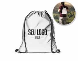 Sacola tipo mochila em poliéster refletivo (200 g/m²), resistente e visível em baixa luminosidade, com alças para transporte confortável. Ideal como brinde corporativo moderno, une segurança, praticidade e ampla área para personalização da marca.