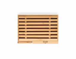 Tábua para pao em bambu com faca em aço inox. Grelha removível para fácil remoção de migalhas