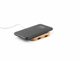 Carregador wireless super-rápido em bambu com função hub. Contém uma entrada USB-C e duas saídas USB-A. Possui uma potência de carregamento sem fios de 15W para carregamento super-rápido. Compatível com dispositivos com tecnologia de carregamento sem fios. Incluso cabo USB-C. A cor e o resultado da impressão nos materiais naturais pode variar entre produtos.